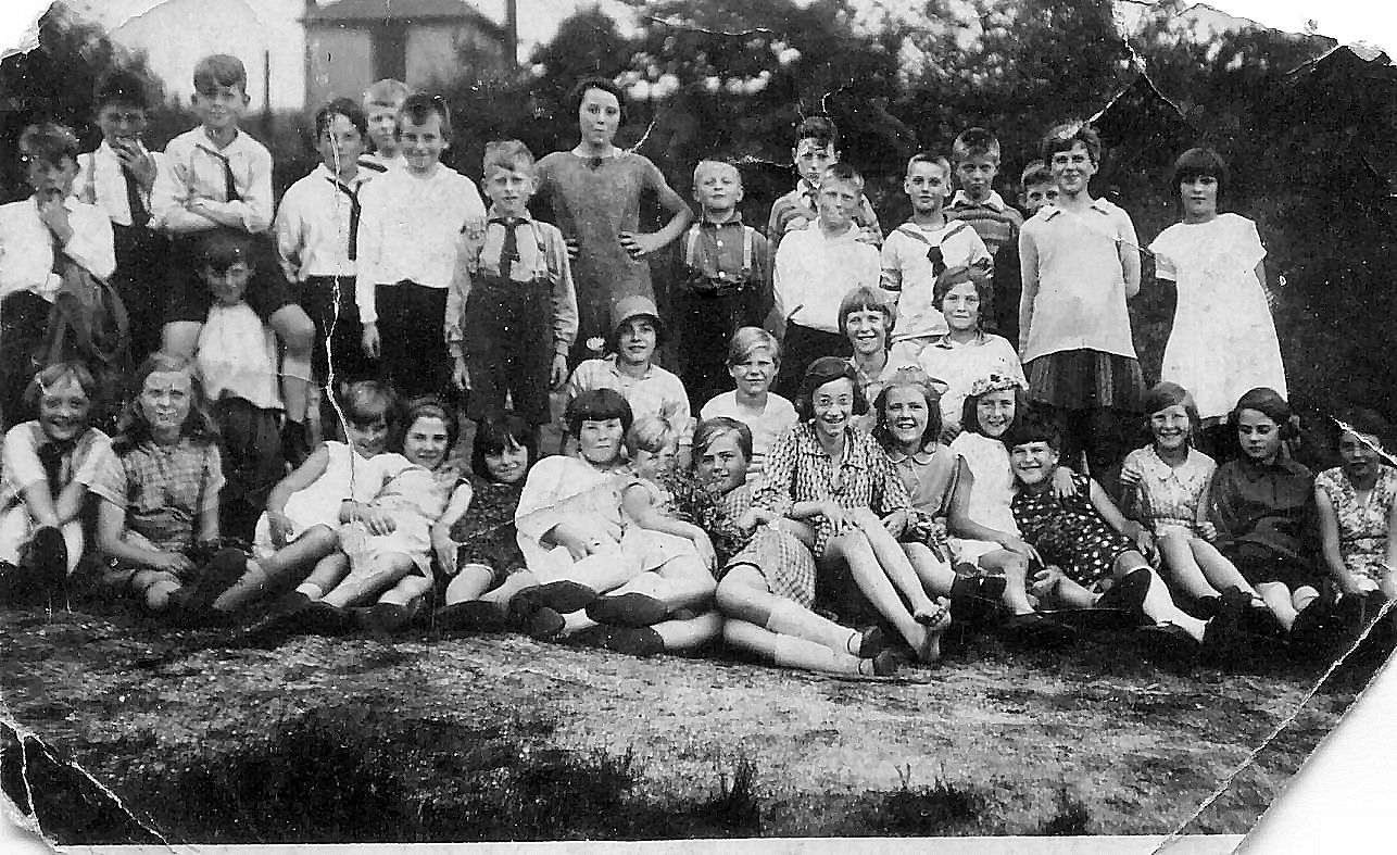 Klik voor foto in apart venster school_beetzlaan_rond_1931_janny_van_den_broek_5de_van_links_liggend_en_bovenste_rij_met_bretels_haar_broertje_ab.jpg